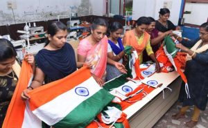 Read more about the article അജാനൂരിലെ വീട്ടുമുറ്റങ്ങളില്‍ ഉയരുക ഫ്ളവേഴ്സ് യൂണിറ്റിലെ ദേശീയ പതാകകള്‍