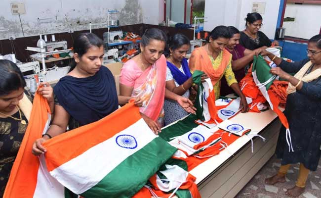 Read more about the article അജാനൂരിലെ വീട്ടുമുറ്റങ്ങളില്‍ ഉയരുക ഫ്ളവേഴ്സ് യൂണിറ്റിലെ ദേശീയ പതാകകള്‍