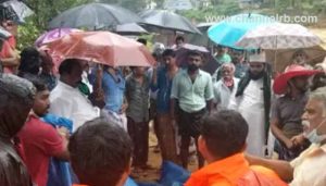 Read more about the article ജീവനോടെ ഒരു കിലോമീറ്ററോളം ഒഴുകി; ഒടുവിൽ മണ്ണിൽ താഴ്ന്ന നിലയിൽ റിയാസിന്‍റെ മൃതദേഹം, പിന്നാലെ ഓടിയവർക്ക് കുത്തൊഴുക്കിൽ രക്ഷപ്പെടുത്താൻ ആയില്ല