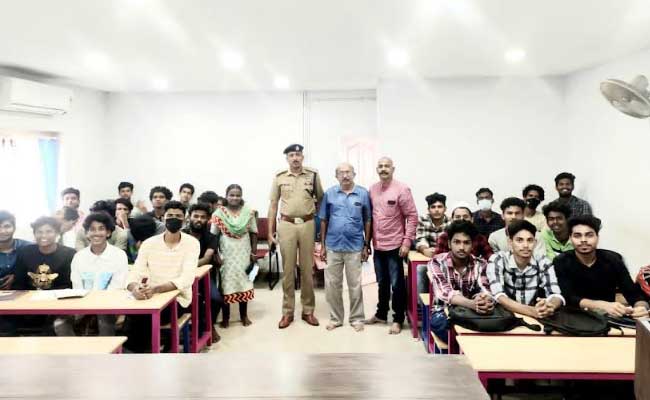 Read more about the article പഠനം പാതിവഴിയില്‍ ഉപേക്ഷിക്കേണ്ടിവന്ന വിദ്യാര്‍ഥികള്‍ക്ക് താങ്ങാവാന്‍ കേരളാ പോലീസിൻ്റെ  ഹോപ്പ്