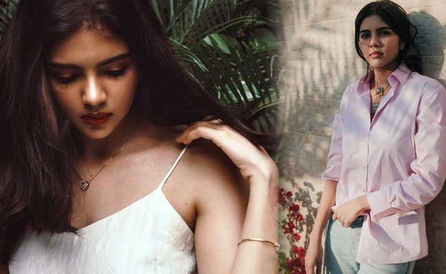 You are currently viewing പ്രിയദര്‍ശൻ്റെ  മോള്‍ക്ക് മലയാളം വരില്ല; മലയാള സിനിമയിൽ അഭിനയിക്കാൻ  പേടിയാണെന്ന് കല്യാണി പ്രിയദര്‍ശന്‍