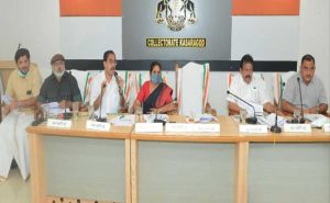 Read more about the article കാസർകോട്  ജില്ലാ വികസന സമിതി; കാലവര്‍ഷത്തില്‍ നാശനഷ്ടം നേരിട്ടവര്‍ക്ക് നഷ്ടപരിഹാരം ലഭ്യമാക്കാനും തകര്‍ന്ന റോഡുകള്‍ അറ്റകുറ്റപ്പണി നടത്തുന്നതിനും അടിയന്തിര നടപടി