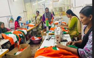 Read more about the article ഹര്‍ ഘര്‍ തിരംഗ; കാസർകോട്  ജില്ലയില്‍ കുടുംബശ്രീ നിര്‍മ്മിക്കുന്നത്  1,49,633 ദേശീയ പതാകകള്‍;  പതാക നിര്‍മ്മാണത്തില്‍ കര്‍മ്മനിരതരായി 152 യൂണിറ്റുകള്‍