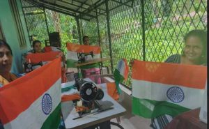 Read more about the article ഹര്‍ ഘര്‍ തിരംഗ;  കുറ്റിക്കോലിലെ കുടുംബശ്രീ പ്രവര്‍ത്തകര്‍ തുന്നുന്നത് 4180 ദേശീയ പതാകകള്‍