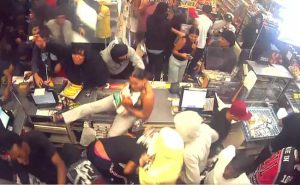 Read more about the article ഒരേസമയം അമ്പതോളം യുവാക്കള്‍ ഇരച്ചുകയറി; മക്‌ഡൊണാള്‍ഡ് ഔട്ട്‌ലെറ്റില്‍ നടന്നത് വൻ കവർച്ച