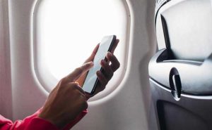 Read more about the article പെൺസുഹൃത്തുമായി ചാറ്റ് ചെയ്തത് പൊല്ലാപ്പായി; സന്ദേശത്തിൽ സംശയം തോന്നിയ സഹയാത്രികയുടെ പരാതിയിൽ മംഗളൂരു – മുംബൈ വിമാനം വൈകിയത് ആറു മണിക്കൂർ