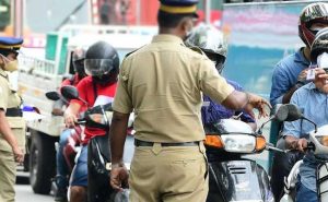 Read more about the article ട്രാഫിക് ഡ്യൂട്ടിക്കിടെ പോലീസിൻ്റെ  മൊബൈല്‍ ഉപയോഗം; നിയമ നടപടി വേണമെന്ന് കേരളാ  ഹൈക്കോടതി