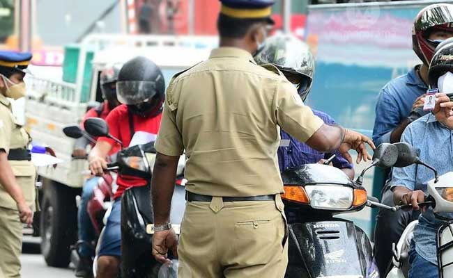 Read more about the article ട്രാഫിക് ഡ്യൂട്ടിക്കിടെ പോലീസിൻ്റെ  മൊബൈല്‍ ഉപയോഗം; നിയമ നടപടി വേണമെന്ന് കേരളാ  ഹൈക്കോടതി