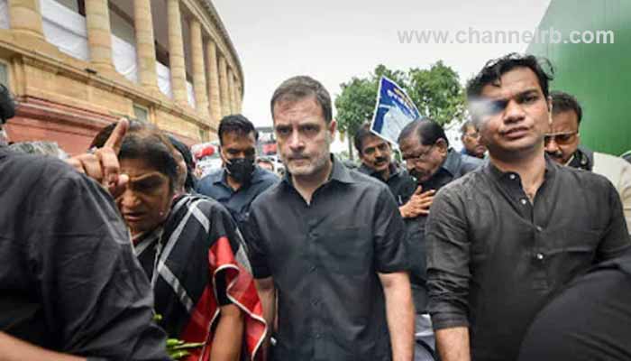 You are currently viewing പാര്‍ലമെണ്ട് കവാടത്തില്‍ കോണ്‍ഗ്രസ് പ്രതിഷേധം; രാഹുല്‍ ഗാന്ധിയെ അറസ്റ്റുചെയ്തു, പ്രിയങ്കയെ കസ്റ്റഡിയിലെടുത്തു, ഭയപ്പെടില്ലെന്നും രാഹുല്‍ ഗാന്ധി