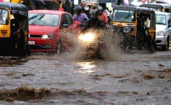 Read more about the article സംസ്ഥാനത്ത് വ്യാഴാഴ്ച വരെ ഒറ്റപ്പെട്ട ശക്തമായ മഴയ്ക്ക് സാധ്യത; ന്യൂനമര്‍ദ്ദം ശക്തിപ്പെട്ടതിനാൽ വടക്കന്‍ കേരളത്തില്‍ മഴ തുടരും; ജാഗ്രതാ നിർദ്ദേശം