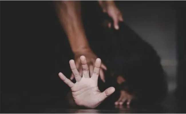 Read more about the article തൃശ്ശൂരിൽ പ്ലസ്ടു വിദ്യാർഥിനിയെ കൂട്ട ബലാത്സംഗത്തിന് ഇരയാക്കി; പ്രതികൾ പിതാവിൻ്റെ  സുഹൃത്തുക്കൾ