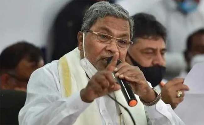 You are currently viewing സ്വാതന്ത്ര്യദിനാഘോഷവുമായി ബന്ധപ്പെട്ട് സവര്‍ക്കറുടെ ചിത്രം; സിദ്ധരാമയ്യയെ ഭീഷണിപെടുത്തിയ കേസിൽ കർണാടകയിൽ 16 പേര്‍ അറസ്റ്റില്‍