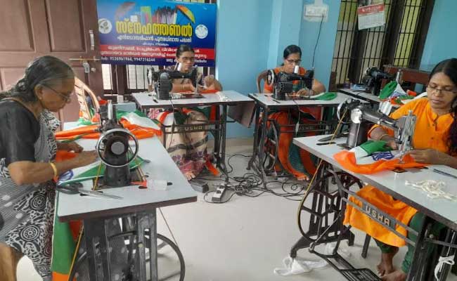 Read more about the article നീലേശ്വരത്ത് ഉയരുക സ്നേഹത്തണലിലെ അമ്മമാർ ഒരുക്കിയ ദേശീയ പതാകകൾ