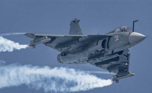 Read more about the article ഏത് പ്രതികൂല സാഹചര്യത്തിലും ശത്രു ലക്ഷ്യങ്ങള്‍ തകർക്കാം; ഇന്ത്യന്‍ യുദ്ധ വിമാനം തേജസിനായി താല്‍പര്യം അറിയിച്ച് ഏഴ് രാജ്യങ്ങള്‍