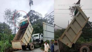 Read more about the article ടിപ്പര്‍ ലോറി ഡ്രൈവര്‍ വൈദ്യുത ആഘാതത്തിൽ മരിച്ചു; കാരിയര്‍ ഉയര്‍ത്തുമ്പോൾ വൈദ്യുതി ലൈനില്‍ തട്ടിയാണ് അപകടം