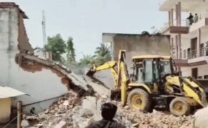 Read more about the article മധ്യപ്രദേശിൽ കൂട്ടബലാത്സംഗകേസിലെ പ്രതികളുടെ വീടുകൾ ബുൾഡോസറുകൊണ്ട് ഇടിച്ചുനിരത്തി
