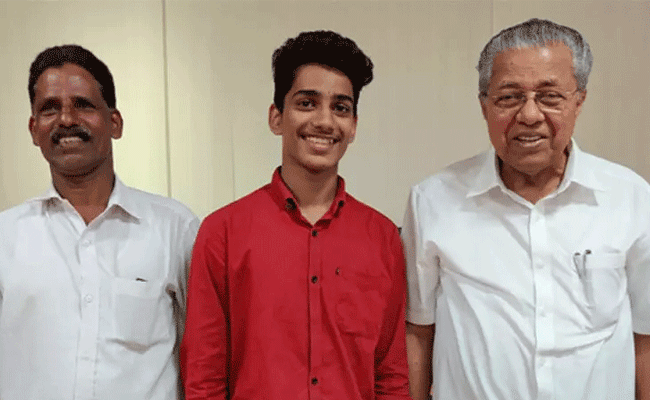 Read more about the article പലിശക്കാരുടെ ശല്യം കാരണം  മുഖ്യമന്ത്രിയെ കാണാൻ വയനാട്ടില്‍നിന്ന് വീട് വിട്ട് ഇറങ്ങി; പരിഹാരം ഉണ്ടാക്കാമെന്ന് പ്ലസ് വണ്‍ വിദ്യാര്‍ത്ഥിക്ക് മുഖ്യമന്ത്രിയുടെ ഉറപ്പ്