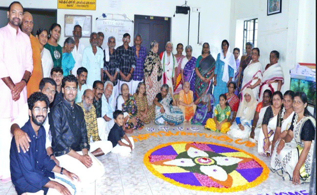 Read more about the article ഈ ഓണം അവർ അത്രമേല്‍ ഹൃദയത്തില്‍ ചേര്‍ത്ത് നിര്‍ത്തും; വേദനകള്‍ മറന്ന് ഓണമുണ്ട് സര്‍ക്കാര്‍ വൃദ്ധസദനത്തിലെ അന്തേവാസികള്‍