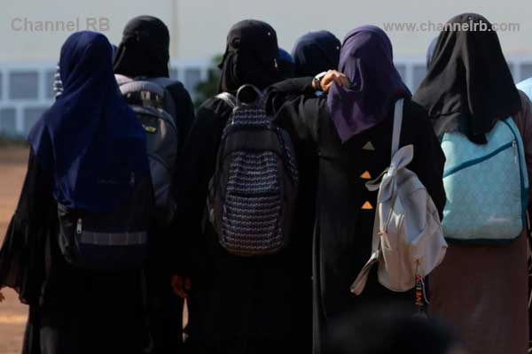 Read more about the article മിനി സ്‌കര്‍ട്ടോ മിഡിയോ ധരിച്ച്‌ സ്‌കൂളില്‍ വരാനാവുമോ; ഹിജാബ് കേസില്‍ സുപ്രീം കോടതി, യൂണിഫോം നിശ്ചയിക്കാന്‍ സ്‌കൂളുകള്‍ക്ക്‌ ആവുമെന്ന് കോടതി