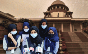 Read more about the article നിർബന്ധമായ മതാചാരങ്ങൾ ഒഴിവാക്കാൻ നിർദേശിച്ചിട്ടില്ല; ഹിജാബ് വിലക്കിയാൽ ഇസ്ലാമിൽ മാറ്റമൊന്നും ഉണ്ടാകില്ലെന്ന് കർണാടക സർക്കാർ