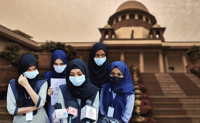 Read more about the article നിർബന്ധമായ മതാചാരങ്ങൾ ഒഴിവാക്കാൻ നിർദേശിച്ചിട്ടില്ല; ഹിജാബ് വിലക്കിയാൽ ഇസ്ലാമിൽ മാറ്റമൊന്നും ഉണ്ടാകില്ലെന്ന് കർണാടക സർക്കാർ