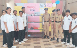 Read more about the article ഹൊസ്ദുര്‍ഗ് ഗവ.ഹയര്‍സെക്കന്ററി സ്‌കൂളിൽ കുട്ടികളുടെ ‘ഹോണസ്റ്റി കട’ ; കടയുടമകളായി കുട്ടികള്‍