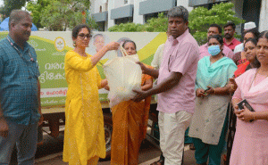 Read more about the article ഓണം വിപണിയിലെ വിലക്കയറ്റം തടയാന്‍ സഞ്ചരിക്കുന്ന ഹോര്‍ട്ടി സ്റ്റോര്‍ ജനങ്ങളിലേക്ക്; ആദ്യവില്പന ജില്ലാ കലക്ടര്‍ ഭണ്ഡാരി സ്വാഗത് ഉദ്ഘാടനം ചെയ്തു