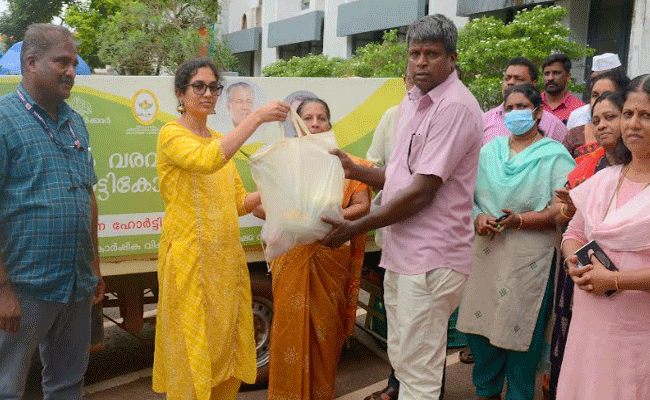 You are currently viewing ഓണം വിപണിയിലെ വിലക്കയറ്റം തടയാന്‍ സഞ്ചരിക്കുന്ന ഹോര്‍ട്ടി സ്റ്റോര്‍ ജനങ്ങളിലേക്ക്; ആദ്യവില്പന ജില്ലാ കലക്ടര്‍ ഭണ്ഡാരി സ്വാഗത് ഉദ്ഘാടനം ചെയ്തു