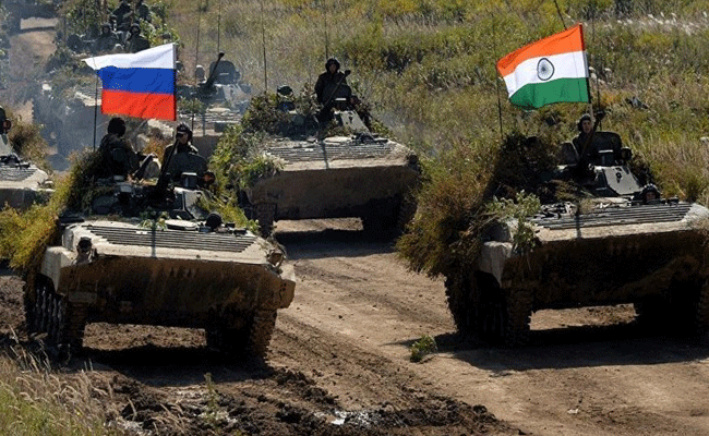 You are currently viewing 50,000ത്തോളം സൈനികര്‍, 60 യുദ്ധക്കപ്പലുകള്‍, 150 യുദ്ധവിമാനങ്ങള്‍; റഷ്യയ്‌ക്കൊപ്പം സംയുക്ത സൈനികാഭ്യാസത്തിന് ഇന്ത്യ: ആശങ്കയുമായി അമേരിക്ക