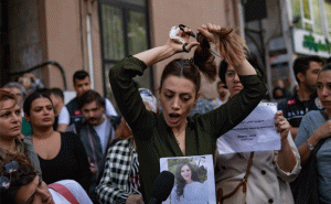 Read more about the article ഹിജാബ് വിവാദം; മെഹ്‌സ അമിനിയുടെ മരണത്തിന് പിന്നാലെ ഇറാനിൽ പ്രതിഷേധം ആളിപ്പടരുന്നു;  ടെഹ്‌റാനും മറ്റ് നഗരങ്ങളും പ്രതിഷേധക്കാർ വളഞ്ഞു