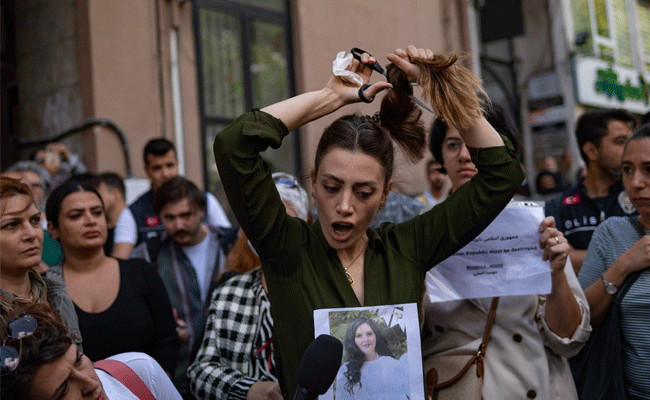 Read more about the article ഹിജാബ് വിവാദം; മെഹ്‌സ അമിനിയുടെ മരണത്തിന് പിന്നാലെ ഇറാനിൽ പ്രതിഷേധം ആളിപ്പടരുന്നു;  ടെഹ്‌റാനും മറ്റ് നഗരങ്ങളും പ്രതിഷേധക്കാർ വളഞ്ഞു