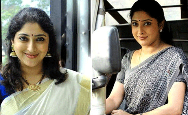 You are currently viewing നന്നായി വെള്ളം കുടിക്കും, ഉറങ്ങും; തൻ്റെ ശരീര സൗന്ദര്യ രഹസ്യം വെളിപ്പെടുത്തി ലക്ഷ്മി ​ഗോപാലസ്വാമി