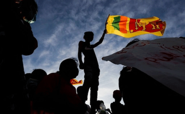 Read more about the article സാമ്പത്തിക പ്രതിസന്ധിയിലും ആഭ്യന്തര കലാപത്തിലും തകർന്ന് ശ്രീലങ്ക; ഇന്ത്യയിലേക്കുള്ള ജനങ്ങളുടെ  പലായനം തുടരുന്നു