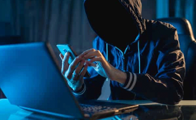 You are currently viewing തിരിച്ചടവ് മുടങ്ങിയാല്‍ മോര്‍ഫ് ചെയ്ത ചിത്രങ്ങള്‍ പ്രചരിപ്പിക്കും, ഒപ്പം  ഭീഷണിയും; വായ്പ ആപ്പ് തട്ടിപ്പ് സംഘത്തിലെ നാല് പേര്‍ അറസ്റ്റില്‍