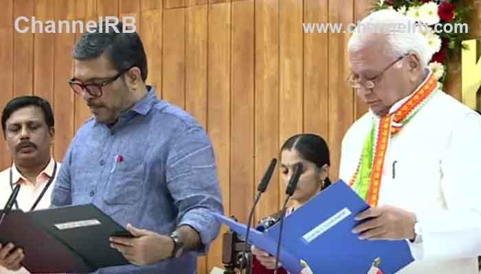 Read more about the article സഗൗരവം സത്യപ്രതിജ്ഞ; എം.ബി രാജേഷ് മന്ത്രി സഭയിലേക്ക്, മന്ത്രിമാര്‍, നേതാക്കള്‍, എംബി രാജേഷിന്‍റെ കുടുംബാംഗങ്ങള്‍ അടക്കമുള്ളവര്‍ ചടങ്ങിന് സാക്ഷ്യം വഹിച്ചു