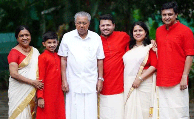 You are currently viewing കുടുംബാംഗങ്ങള്‍ക്കൊപ്പം ഓണം ആഘോഷിച്ച മുഖ്യമന്ത്രി പിണറായി വിജയൻ്റെ  ചിത്രം വൈറൽ