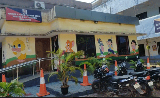 Read more about the article ടി.വി, പുസ്തകങ്ങള്‍, ചിത്രം വരയ്ക്കാനുള്ള സൗകര്യങ്ങള്‍;  കാസർകോട് ജില്ലയിലെ ശിശു സൗഹൃദ പോലീസ് സ്റ്റേഷനുകള്‍ മാതൃകയാകുന്നു