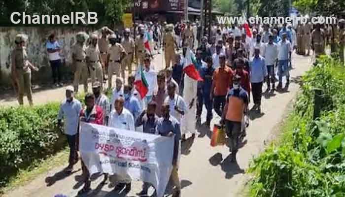 Read more about the article പെട്രോൾ ബോംബും മാരകായുധങ്ങളും ഉപയോഗിക്കാൻ ആരിൽ നിന്നാണ് നിർദ്ദേശം;വയനാട്ടില്‍ 86 പോപ്പുലര്‍ ഫ്രണ്ട് പ്രവർത്തകര്‍ അറസ്റ്റില്‍, കണ്ണൂരിൽ തിങ്കളാഴ്‌ചയും പോലീസ് റെയ്‌ഡ്‌