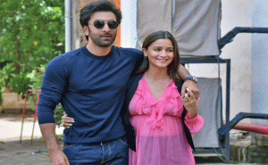 Read more about the article മഹാകാളി ക്ഷേത്രത്തിൽ പ്രവേശിക്കുന്നതിൽ രൺബീർ കപൂറിനെയും ആലിയ ഭട്ടിനെയും തടഞ്ഞു ബജ്‌റം​ഗ് ദൾ പ്രവർത്തകർ; കാരണം  അറിയാം