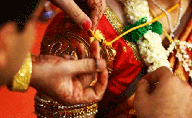 You are currently viewing വിവാഹവേദിയിൽ താലിമാല തട്ടിപ്പറിച്ച് വധുവിനെ അണിയിക്കാന്‍ കാമുകൻ്റെ  ശ്രമം; വിവാഹം മുടങ്ങി