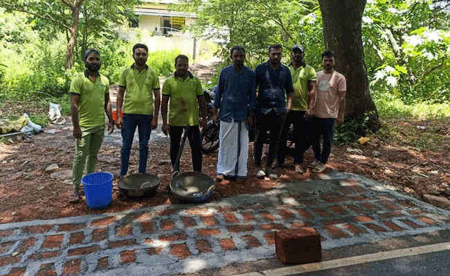 Read more about the article മുളിയാർ വില്ലേജ് ഓഫീസ് റോഡ് ചെങ്കല്ല് പാകി ഗതാഗത യോഗ്യമാക്കി മുസ്‌ലിം യൂത്ത് ലീഗ് വൈറ്റ്ഗാർഡ് പ്രവർത്തകർ