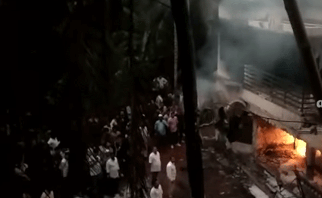 Read more about the article അണങ്കൂരിലെ മണ്ണെണ്ണ ഗോഡൗണിൽ തീപിടുത്തം; സമീപമുണ്ടായിരുന്ന വാഹനങ്ങളിലേക്കും തീപടർന്നു