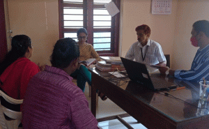 Read more about the article വില്ലേജ് ഓഫീസുകളുടെ പ്രവര്‍ത്തനം നേരിട്ടറിഞ്ഞ്  കളക്ടര്‍ ഭണ്ഡാരി സ്വാഗത്