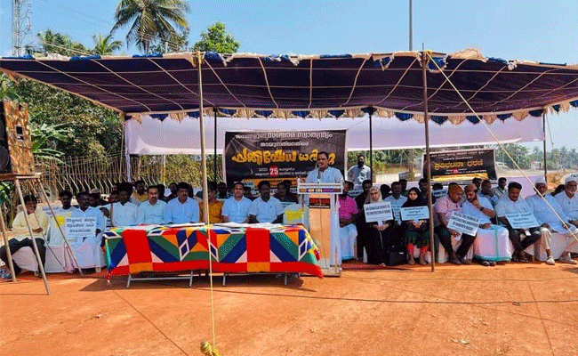 You are currently viewing ഹിദായത്ത് നഗറിൽ അടിപ്പാത നിർമ്മിക്കണം; ആക്ഷൻ കമ്മിറ്റിയുടെ നേതൃത്വത്തിൽ പ്രതിഷേധ ധർണ്ണ സംഘടിപ്പിച്ചു