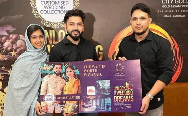 Read more about the article ഒന്നാം വിവാഹ വാർഷികത്തിൽ ഫൈറൂസിനും  മെഹ്‌റുന്നീസക്കും  കാസർകോട് സിറ്റി ഗോൾഡിൻ്റെ  അപ്രതീക്ഷിത സമ്മാനം