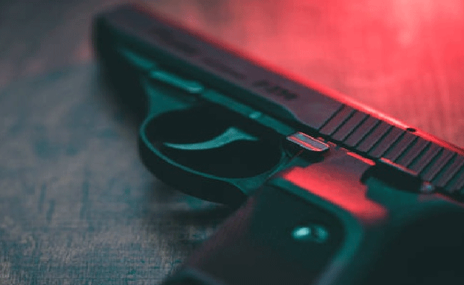 Read more about the article യാത്രയ്ക്കിടയിൽ ബസിനുള്ളിൽ വെച്ച് പൊലീസുകാരൻ്റെ തോക്ക് മോഷണം പോയി; ആലപ്പുഴയിൽ യുവതി ഉൾപ്പെടെ മൂന്ന് പേർ പിടിയിൽ