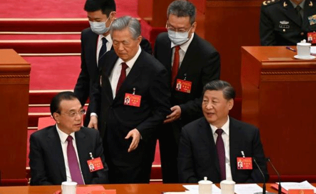 Read more about the article ചൈനീസ് പാര്‍ട്ടി കോണ്‍ഗ്രസില്‍ നടന്നത്  നാടകീയ സംഭവങ്ങള്‍; സമാപന സമ്മേളനത്തില്‍ നിന്ന് മുൻ പ്രസിഡന്റിനെ ഭടന്മാർ പിടിച്ചു പുറത്താക്കി