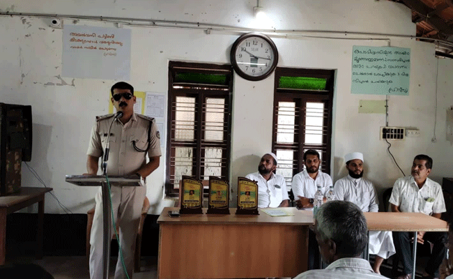 You are currently viewing ലഹരിക്കെതിരെ നാടൊരുങ്ങുന്നു; ‘മെഹഫിലെ മദീന’ എന്ന പേരിൽ സംഘടിപ്പിച്ച മോട്ടിഫിക്കേഷൻ ക്ലാസ് ബദിയടുക്ക പോലിസ് സബ് ഇൻസ്‌പെക്ടർ  ഉദ്ഘാടനം ചെയ്തു