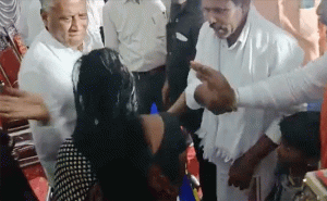 Read more about the article പട്ടയ വിതരണത്തിനിടയിൽ യുവതിയെ കർണാടക മന്ത്രി മുഖത്തടിച്ച സംഭവം; പ്രതിഷേധവുമായി കോൺ​ഗ്രസ്