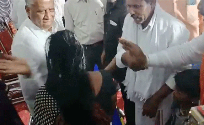 Read more about the article പട്ടയ വിതരണത്തിനിടയിൽ യുവതിയെ കർണാടക മന്ത്രി മുഖത്തടിച്ച സംഭവം; പ്രതിഷേധവുമായി കോൺ​ഗ്രസ്